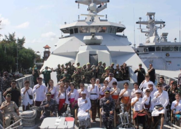 foto bersama di geladak Haluan KRI GNR-332 dengan latar meriam 76 mm, yang merupakan meriam utama KRI dalam menjalankan tugas sebagai kapal perang RI menjaga kedaulatan NKRI.