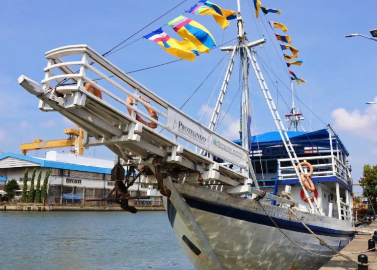 Rumah Sakit Terapung (RST) Ksatria Airlangga milik Unair sebelum dilepas di Muara Kalimas, di depan kantor Kesyahbandaran Utama Tanjung Perak Surabaya.