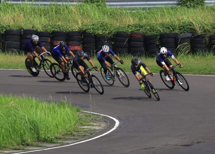 Para pembalap mengikuti Suroboyo Race 2022 yang diselenggarakan di kawasan GBT Surahaya.