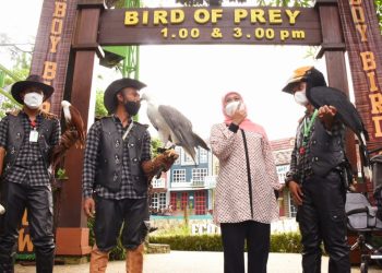 Gubernur Jatim Khofifah Indar Parawansa saat berada di salah satu destinasi wisata di Jawa Timur.