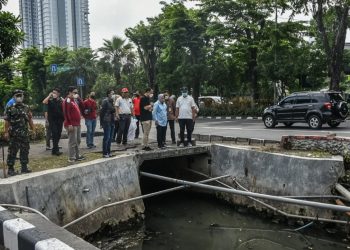Wali Kota Surabaya Eri Cahyadi bersama Menteri Sosial Tri Rismaharini mengecek salah satu saluran air untuk penanganan banjir di Surabaya.