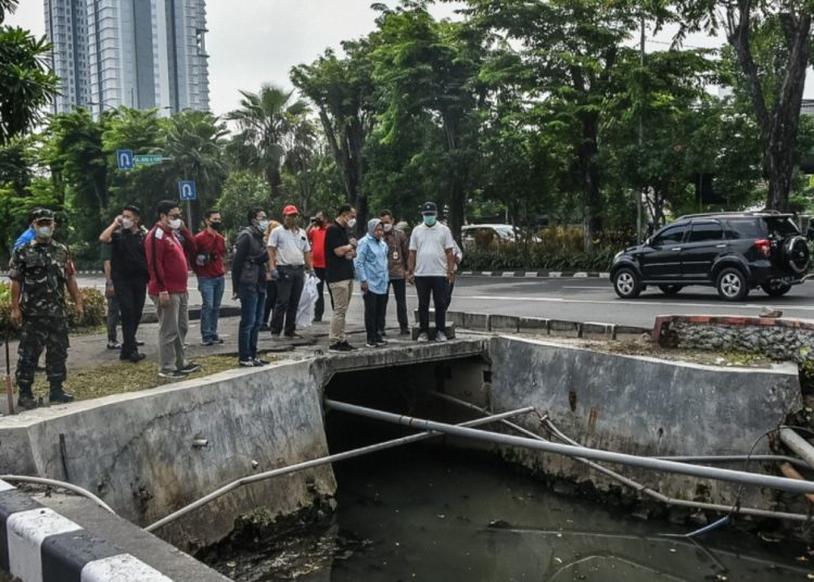 Wali Kota Surabaya Eri Cahyadi bersama Menteri Sosial Tri Rismaharini mengecek salah satu saluran air untuk penanganan banjir di Surabaya.
