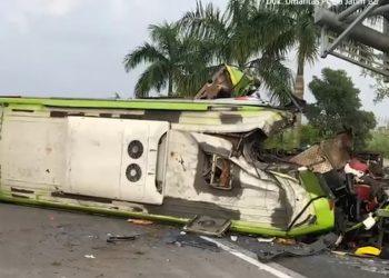 Kondisi bus yang mengalami kecelakaan tunggal di KM 712+400 jalur A tol Surabaya – Mojokerto (Sumo). (foto istimewa)