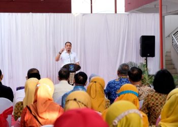 Wali Kota Surabaya Eri Cahyadi membuka rangkaian kegiatan Bakti Sosial Penyaluran Pelayanan Terintegrasi  di Jalan Kupang Gunung Timur I, Kelurahan Putat Jaya, Kecamatan Sawahan.