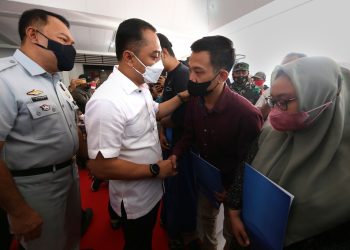 Wali Kota Surabaya Eri Cahyadi memberikan santunan kepada keluarga korban kecelakaan bus di Kantor Kelurahan Benowo, Kecamatan Pakal.