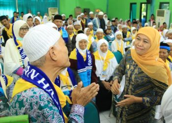 Gubernur Jatim Khofifah Indar Parawansa saat melepaskan jamaah umrah beberapa waktu lalu.