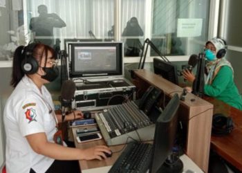 Dr. Hapsari Paramita Narendrani, Sp.P dari RSUD dr R. Sosodoro Djatikoesoemo dalam dialog di radio Malowopati FM.