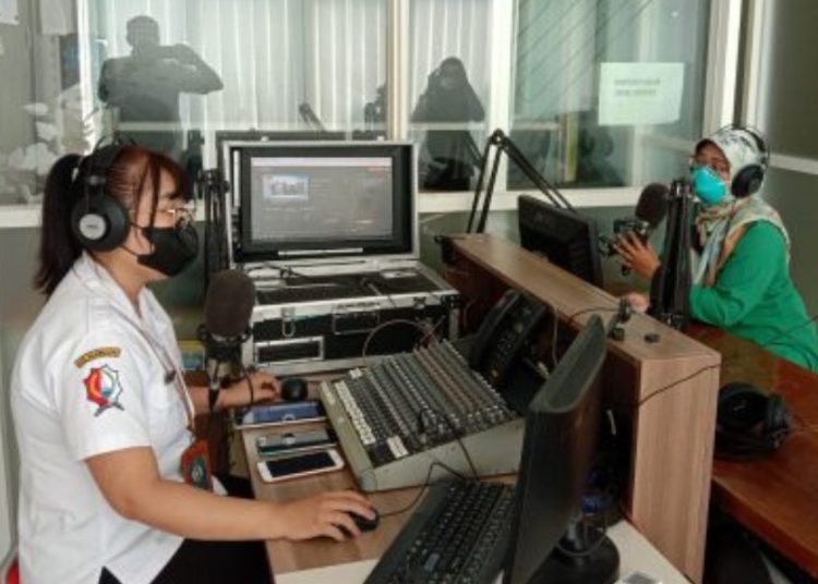 Dr. Hapsari Paramita Narendrani, Sp.P dari RSUD dr R. Sosodoro Djatikoesoemo dalam dialog di radio Malowopati FM.