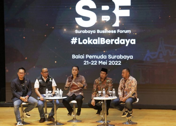 Wali Kota Surabaya Eri Cahyadi, Bupati Sidoarjo Ahmad Muhdlor Ali (Gus Muhdlor), Bupati Gresik Fandi Akhmad Yani (Gus Yani) menjadi pemateri dalam talk show 'Surabaya Business Forum' (SBF) 2022.