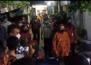 Menteri Sosial  Tri Rismaharini saat mendatangi keluarga salah satu pasien RSUD dr Soetomo di Rumah Singgah Sedekah Rombongan, di kawasan Dharmawangsa Surabaya.