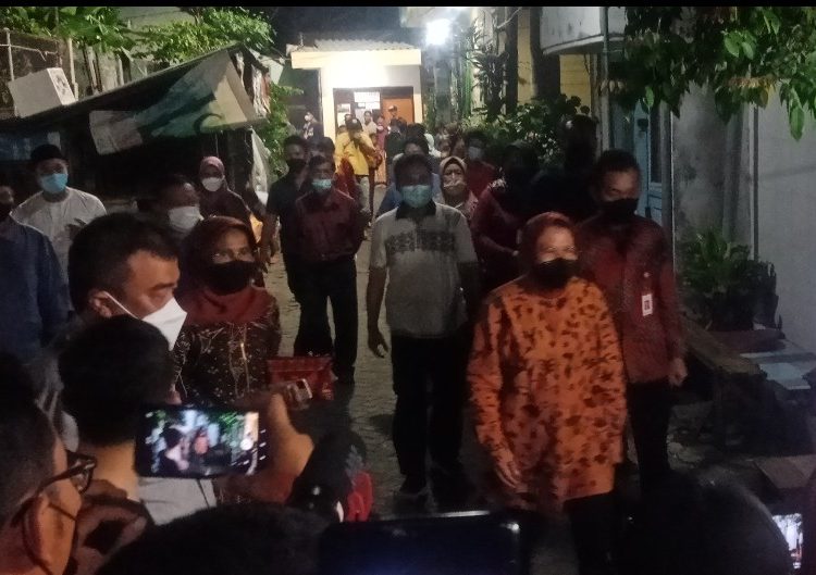 Menteri Sosial Tri Rismaharini saat mendatangi keluarga salah satu pasien RSUD dr Soetomo di Rumah Singgah Sedekah Rombongan, di kawasan Dharmawangsa Surabaya.