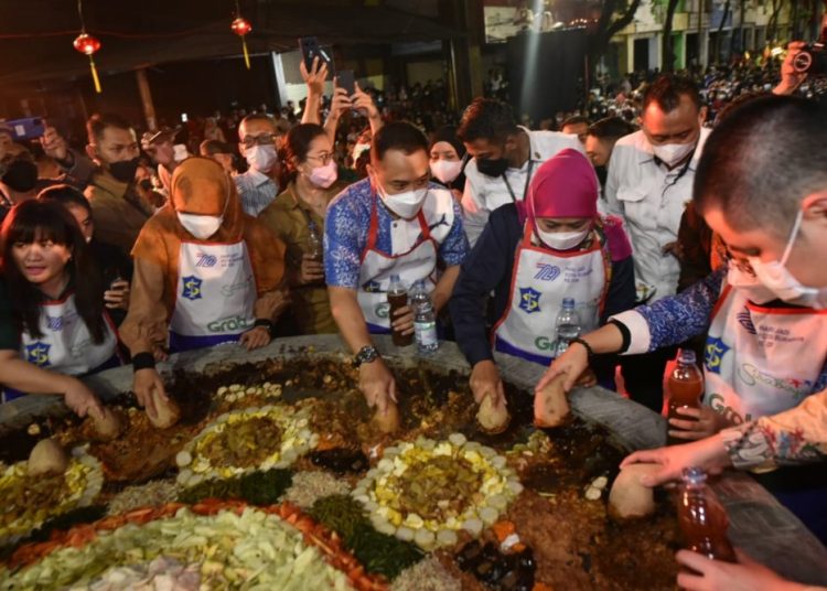 Wali Kota Surabaya Eri Cahyadi dan Gubernur Jawa Timur Khofifah Indar Parawansa nguleg bareng bumbu rujak dalam Festival Rujak Uleg di Jalan Kembang Jepun.