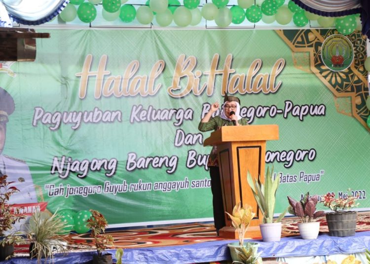 Bupati Bojonegoro Anna Mu'awanah saat menghadiri halal bihalal yang diselenggarakan Paguyuban Keluarga Bojonegoro-Papua di Kabupaten Keerom.