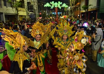 Salah satu penampilan peserta dalam Festival Rujak Uleg yang digelar dalam rangkaian perayaan Hari Jadi Kota Surabaya ke-729.