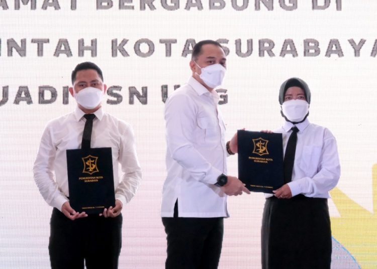 Wali Kota Surabaya Eri Cahyadi menyerahkan secara simbolis Surat Keputusan (SK) tentang pengangkatan Pegawai Pemerintah dengan Perjanjian Kerja (PPPK) Tahap 1 kepada 470 guru di Gedung Wanita Candra Kencana.