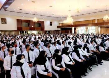 Para guru yang menerima SK pengangkatan Pegawai Pemerintah dengan Perjanjian Kerja (PPPK) Tahap 1 kepada 470 guru di Gedung Wanita Candra Kencana.