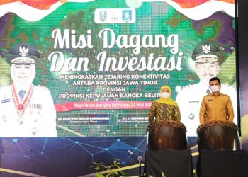 Gubernur Khofifah dengan Pj. Gubernur Kepulauan Bangka Belitung yang diwakili Sekda Provinsi Kepulauan Bangka Belitung Naziarto dalam misi dagang dan investasi di Soll Marina Hotel Pangkal Pinang.