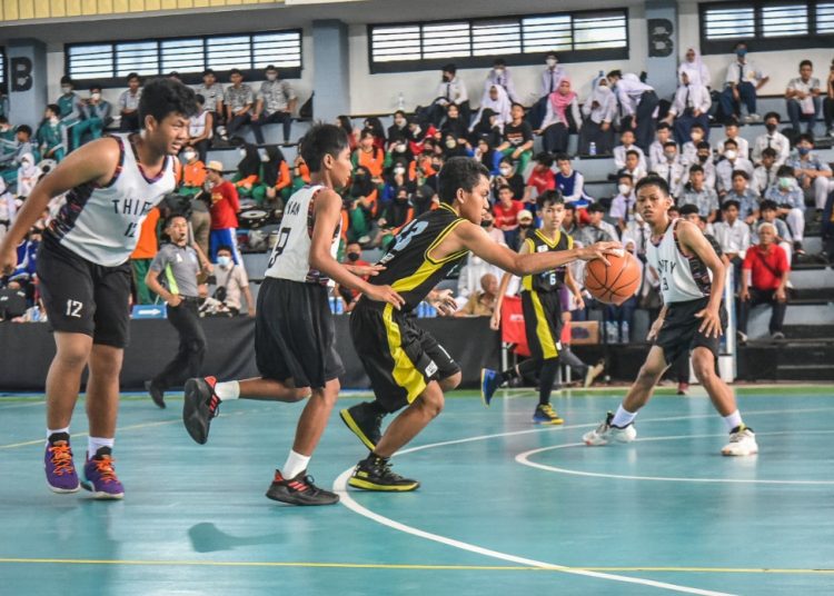 Tm basket dari SMPN 30 Surabaya melawan SMPN 21 Surabaya dalam kejuaraan basket Piala Wali Kota Surabaya.