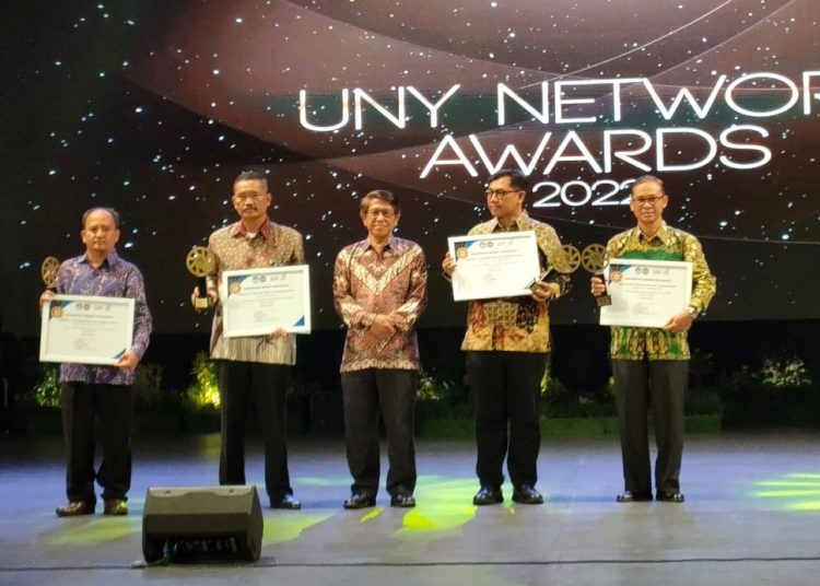 Penyerahan piagam penghargaan pada UNY Networks Award 2022 yang dilaksanakan di Performance Hall Fakultas Bahasa dan Seni Universitas Negeri Yogyakarta.