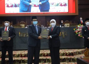 Gubernur Jatim Khofifah Indar Parawansa menerima Laporan Hasil Pemeriksaan (LHP) atas Laporan Keuangan Pemerintah Daerah (LKPD) Pemprov Jatim Tahun Anggaran 2021 dari BPK.