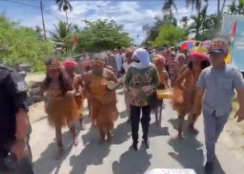 Bupati Bojonegoro Anna Mu'awanah saat menghadiri halal bihalal yang digelar Paguyuban Keluarga Bojonegoro Papua, di Kabupaten Keerom, beberapa waktu lalu.