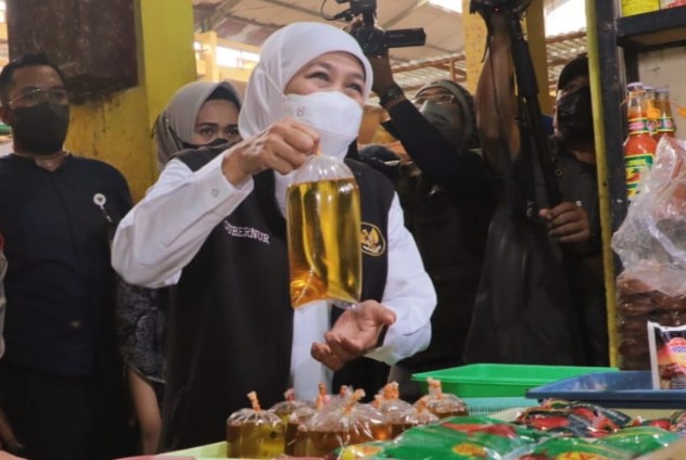 Gubernur Jawa Timur Khofifah Indar Parawansa saat di Pasar Soponyono, Rungkut, Surabaya.