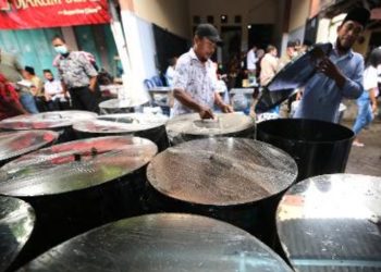 Perajin tempe di Sukomanunggal mendapatkan bantuan  tungku dan unit mesin pemecah kedelai dari Pemerintah Kota Surabaya.