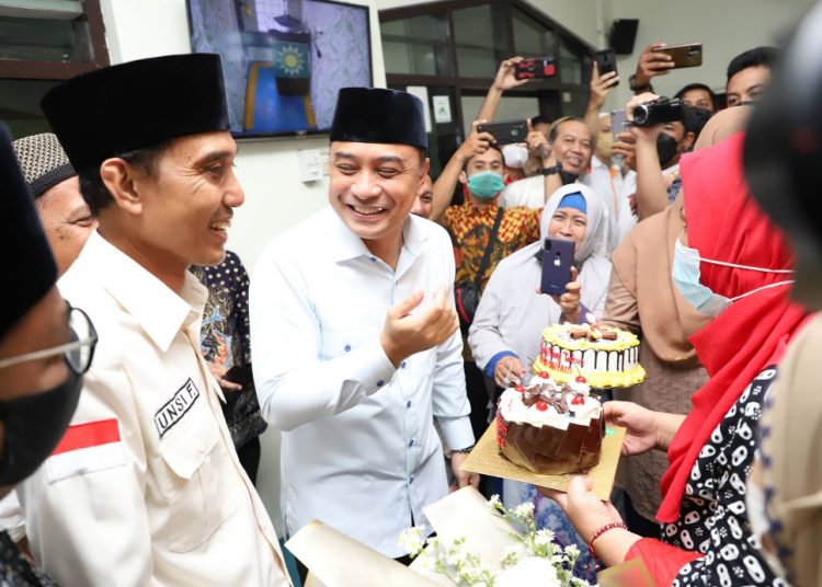 Wali Kota Surabaya Eri Cahyadi mendapatkan kejutan dari siswa dan siswi SD Muhammadiyah 24 Ketintang berupa kue ulang tahun.