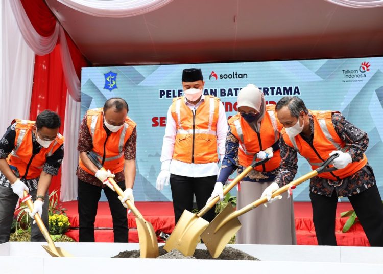 Wali Kota Surabaya Eri Cahyadi melakukan peletakan batu pertama pembangunan Sentra Wisata Kuliner (SWK) Ketintang.