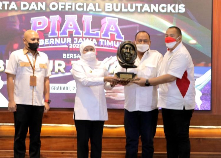 Gubernur Jatim Khofifah Indar Parawansa bersama KONI Jatim dan pengurus PBSI Jatim pada gala dinner bersama peserta dan official kejuaraan di Gedung Negara Grahadi, Surabaya.