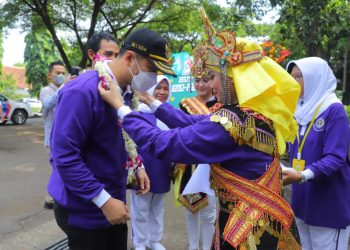 Wagub Jatim Emil Elestianto Dardak mendapat kalungan bunga saat menghadiri HUT IGTKI PGRI ke 72 di Stadion Jala Krida AAL Bumimoro, Surabaya.