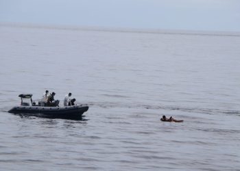 Personel TNI AL Koarmada II berupaya menyelamatkan dan mengevakuasi penumpang KM Ladang Pertiwi 02 yang tenggelam di Selat Makassar.