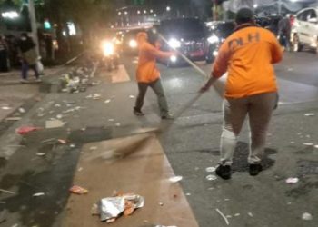 Tim dari Dinas Lingkungan Hidup (DLH) Kota Surabaya  menyapu sampah di sepanjang jalan yang   menjadi rute pagelaran Surabaya Vaganza.