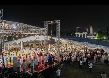 Suasana 'Istighotsah Bersama' di halaman Tugu Pahlawan Surabaya, Minggu (29/5) malam.