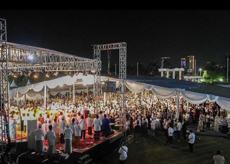 Suasana 'Istighotsah Bersama' di halaman Tugu Pahlawan Surabaya, Minggu (29/5) malam.