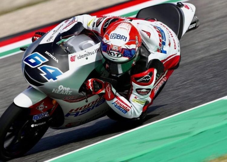 Pembalap Moto3 GP asal Magetan Mario Suryo Aji dalam balapan. Pada gelaran Race Moto3 Italia 2022, Mario Aji finish di urutan ke-13. (foto istimewa)