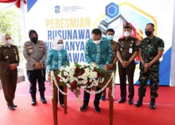 Wali Kota Surabaya Eri Cahyadi didampingi Kajari Tanjung Perak I Ketut Kasna Dedi dan jajaran Forkompimda Surabaya saat meresmikan rumah susun sederhana sewa (rusunawa) Gunung Anyar Sawah di Kelurahan Gunung Anyar, Kecamatan Gunung Anyar.