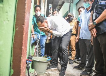 Wali Kota Surabaya Eri Cahyadi membasuh mukanya dengan air dari master meter di Jalan Karangan gang 5, Kelurahan Sawunggaling, Kecamatan Wonokromo.