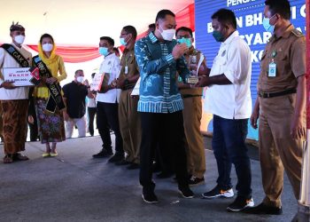 Wali Kota Surabaya Eri Cahyadi menghadiri Pencanangan Puncak Peringatan Bulan Bhakti Gotong Royong Masyarakat (BBGRM) XIX Tahun 2022 yang digelar di lapangan bola Karangpilang.
