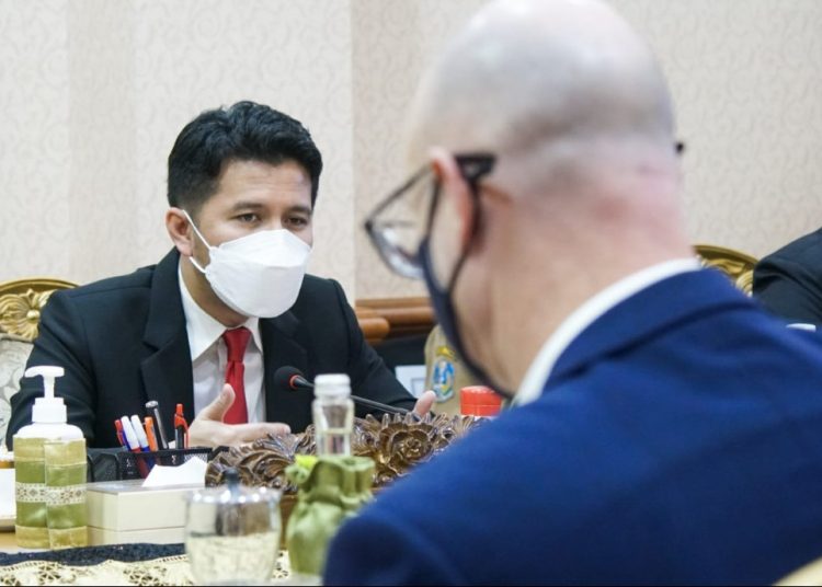 Wakil Gubernur Jawa Timur Emil Elestianto Dardak saat menerima 
kunjungan Wakil Perdana Menteri Australia Barat Roger Cook di gedung Negara Grahadi Surabaya.