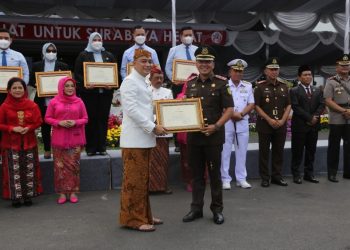 Kepala Kejaksaan Negeri (Kajari) Tanjung Perak I Ketut Kasna Dedi menerima penghargaan dari Wali Kota Surabaya Eri Cahyadi.