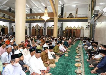 Suasana tahlil dan doa bersama yang digelar di Masjid Al-Ikhlas, Benowo, Kecamatan Pakal, Jumat (2/5) malam.