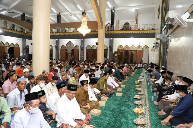 Suasana tahlil dan doa bersama yang digelar di Masjid Al-Ikhlas, Benowo, Kecamatan Pakal, Jumat (2/5) malam.