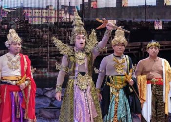 Wali Kota Surabaya Eri Cahyadi berperan sebagai raja Majapahit, Raden Wijaya dalam pertunjukan ludruk di salah satu stasiun televisi lokal di Jawa Timur.