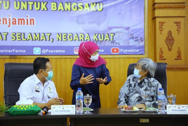 Gubernur Jawa Timur Khofifah Indar Parawansa dalam rapat koordinasi dengan Pusat Veteriner Farma (PUSVETMA) Surabaya dan tim pakar untuk merumuskan percepatan penanganan dan pengendalian PMK.