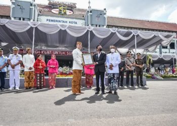 Wali Kota Surabaya menerima penghargaan rekor Muri dari Senior Manajer Muri Jusuf Ngadri atas prestasinya dalam pemrakarsa dan penyelenggara lomba inovasi daerah peserta terbanyak se-Indonesia.