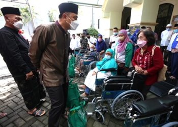 Wali Kota Surabaya Eri Cahyadi di sela memberikan bantuan kursi roda di Masjid Nurul Iman.