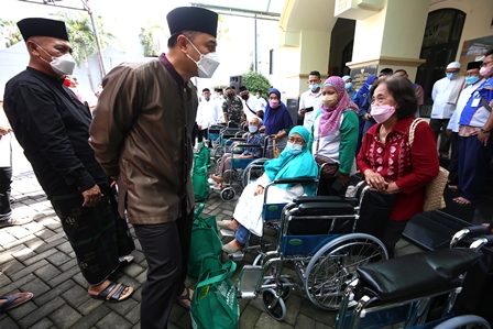 Wali Kota Surabaya Eri Cahyadi di sela memberikan bantuan kursi roda di Masjid Nurul Iman.