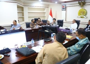 Wakil Gubernur Jawa Timur Emil Elestianto Dardak bersama Ketua DPD RI La Nyalla Mahmud Mattalitti saat rapat koordinasi di DPD RI Gedung Nusantara III Lantai VIII Komplek Parlemen, Senayan.