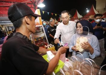 Wali Kota Surabaya Eri Cahyadi bersama ketua TP PKK Surabaya Rini Indriyani dalam Festival Bazar UMKM Surabaya.